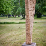 Bildende Künste: Holzskulptur im Park. Moderne Kunst, abstrakte Form, Natur.