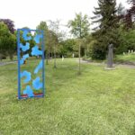 Blaue Kunstinstallation im Park. Bildende Künste im Freien, abstrakte Formen.