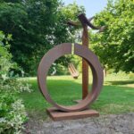 Bildende Künste: Skulptur aus Metall im Park. Kunstinstallation, Kreisform.