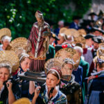 Hausherrenfest Radolfzell: Prozession mit Statue und Trachten. Traditionelles Fest in Radolfzell.