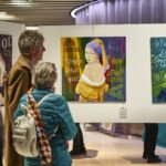 Kulturnacht Radolfzell: Besucher betrachten Gemälde Mädchen mit dem Perlenohrring auf Kunstausstellung.