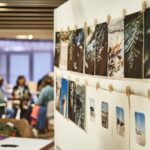 Kulturnacht Radolfzell: Fotoausstellung mit Naturmotiven, befestigt mit Wäscheklammern. Menschen im Hintergrund.
