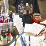 Kulturnacht Radolfzell: Kalligrafie-Werkstatt mit Stiften, Farben und Karten. Kreatives Handwerk.