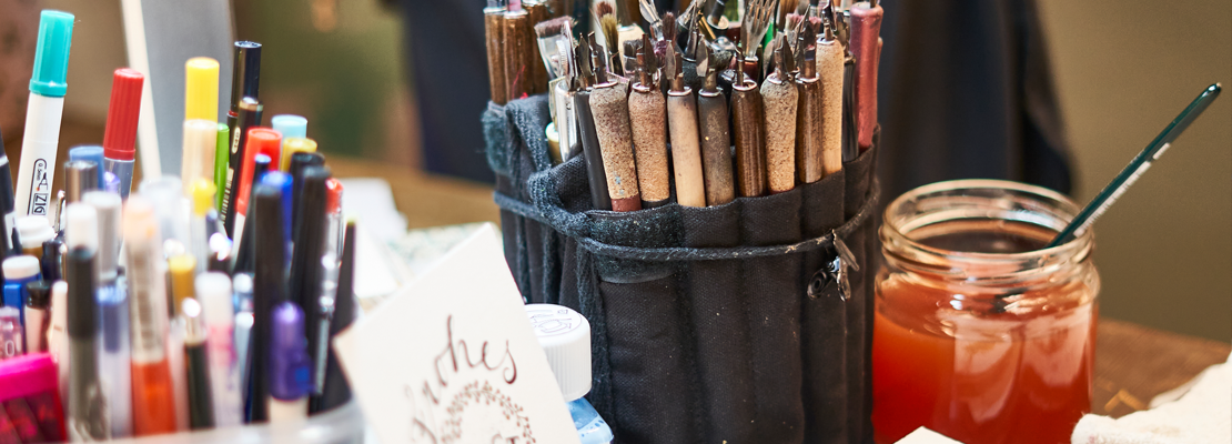 Kulturnacht Radolfzell: Stifte, Pinsel und Farbe für kreative Kunst.