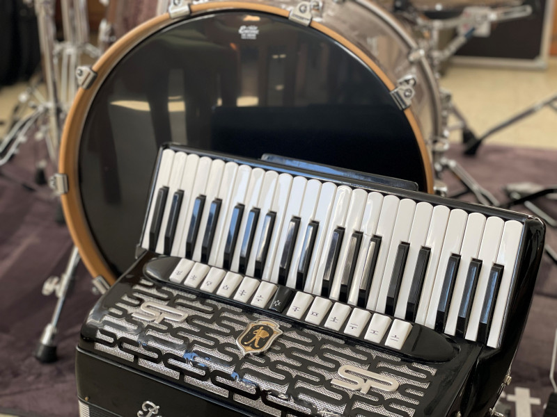 Akkordeon und Schlagzeug. Musikinstrumente im Studio. Musik und Unterhaltung.