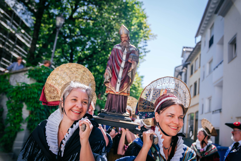 Frauen in Tracht tragen Statue bei Prozession. Traditionelle Kleidung, Brauchtum, Kultur.