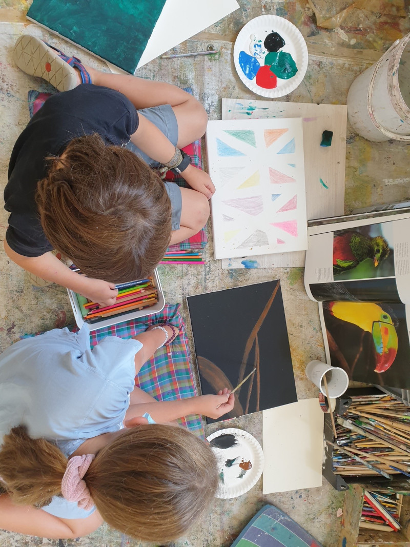 Kinder malen. Mädchen mit Pinsel, Junge mit Stiften. Kunstprojekt, Farben, Pinsel, Kreativität.