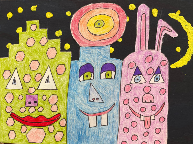 Kinderzeichnung: Bunte Fantasiefiguren mit Mustern und einem Mond am Nachthimmel, lebhaft und kreativ.