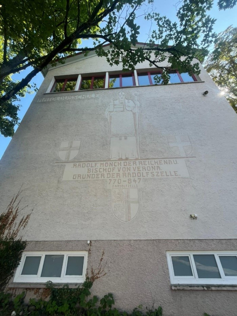 Radolfzells Rudolfschule Fassade mit Relief von Rudolf von Reichenau, Bischof von Verona, Gründer Radolfszelle, Wahrzeichen