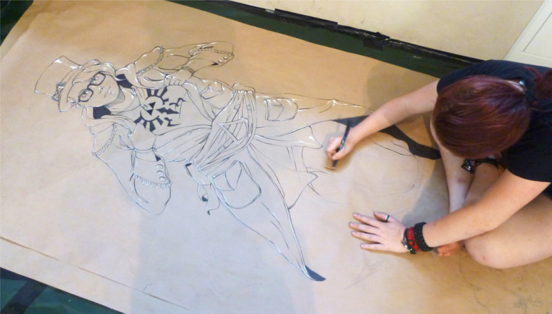 Frau zeichnet Link-Charakter auf großem Papier. Zelda-Fan-Art mit Bleistift. Hobby-Kreativität.